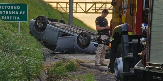 Motorista sem cinto morre após capotar o carro várias vezes na BR-277