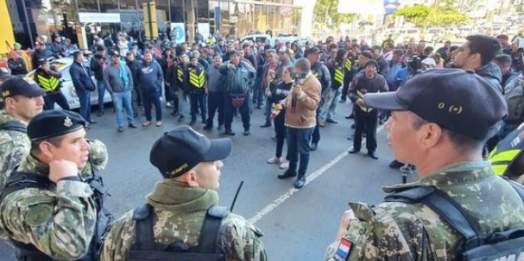 Mototaxistas paraguaios fecham a Ponte da Amizade