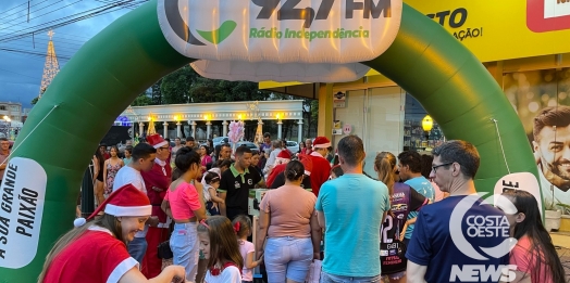 Muitas pessoas participaram da invasão dos papais-noéis da 92,7 FM