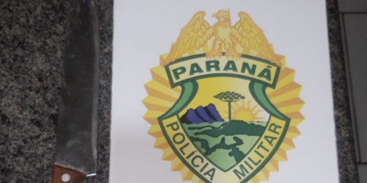 Mulher é agredida pelo marido com cabo de vassoura em Linha Marfim e homem é preso com mandado em aberto