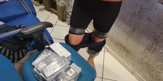 Mulher é flagrada com 40 celulares escondidos no corpo