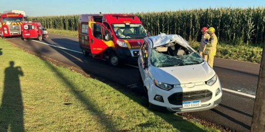 Mulher fica ferida após capotar veículo na PR-180 em Cascavel