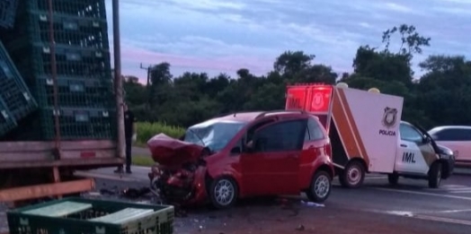 Mulher morre em forte batida entre caminhão e carro na BR 277 em Céu Azul