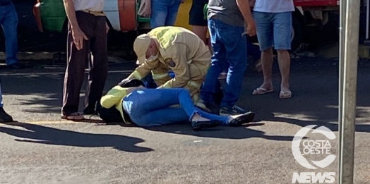 Mulher sofre queda de moto após falha nos freios e é socorrida pelos Bombeiros em São Miguel do Iguaçu