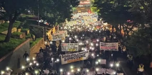 Multidão de estudantes protestam no acesso à Ponte da Amizade no Paraguai