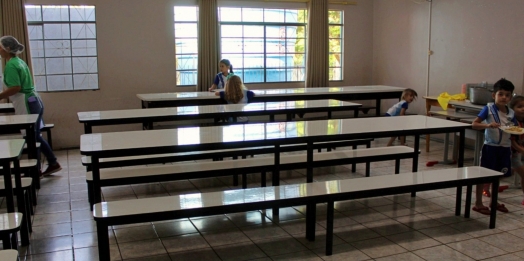 Itaipulândia Investe na Qualidade da Educação com Entrega de Mesas e Bancos de Refeitório e Câmaras Frias para Instituições de Ensino