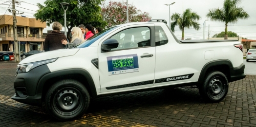 Santa Terezinha de Itaipu realiza a entrega de veículo 0km para o Meu Cantinho