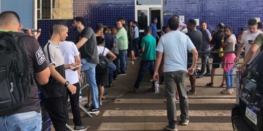 Na fronteira com o Paraguai, fila é de 5 horas para quitar multa
