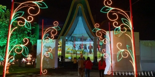 Natal de Luzes da Itaipu oferece espetáculo às famílias das muitas etnias de Foz