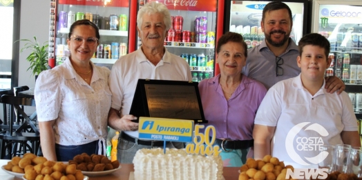 Nos 50 anos de Posto Rabaioli em Santa Helena, casal Germano e Devilde são homenageados pela Ipiranga