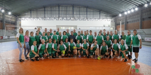 Novos uniformes são entregues para as equipes do Voleibol Gigante de Missal