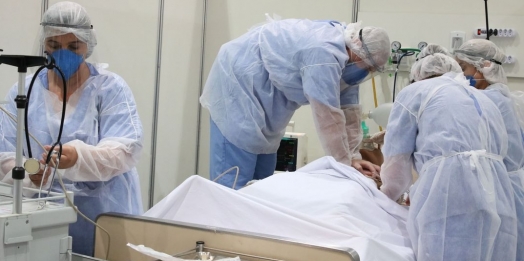 O mais duro pra mim, infelizmente, é ter que ensacar o amor de alguém, diz técnica de enfermagem de Itaipulândia; veja o vídeo