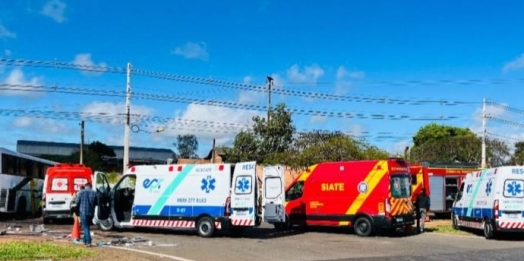 Ônibus bate em carreta na BR-277 e deixa rastro de feridos