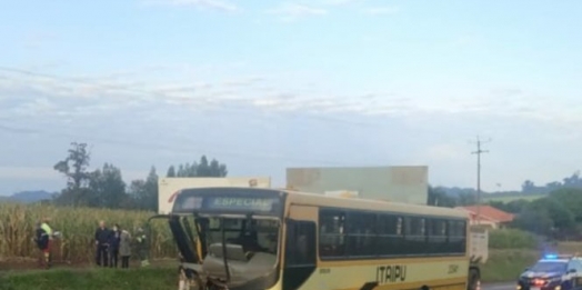 Ônibus da linha Foz/Santa Terezinha fica destruído ao atingir carreta