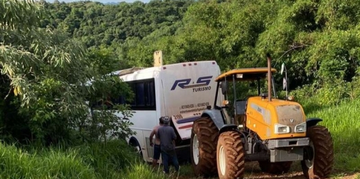 Ônibus de compristas é alvo de assalto na BR-277