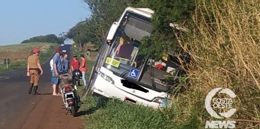 Ônibus desce barranco após acidente na PR 317 em Santa Helena