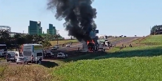 Ônibus é consumido pelo fogo na BR 277