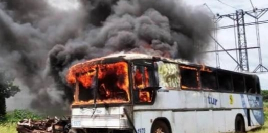 Ônibus é destruído por incêndio em Foz do Iguaçu