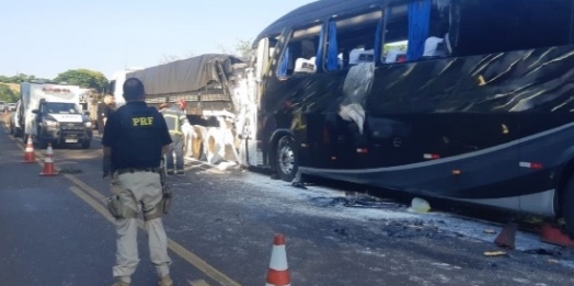 Ônibus que se deslocava até Santa Helena se envolve em acidente; motorista morreu no local