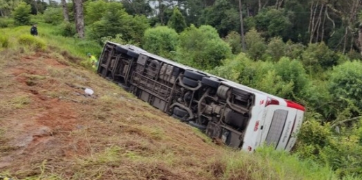 Ônibus que seguia para Foz tomba na BR 277, em Fernandes Pinheiro, e 7 pessoas morreram