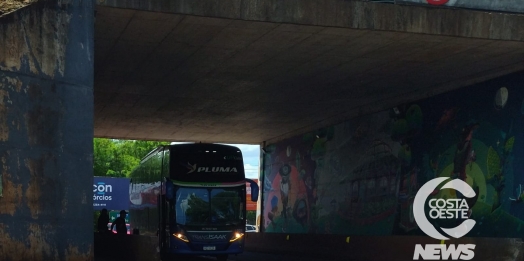 Ônibus tem problemas mecânicos e para em baixo de viaduto em Medianeira