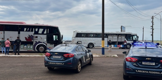 Operação conjunta entre a Receita Federal, a Polícia Federal e a PRF resulta na apreensão de dois ônibus