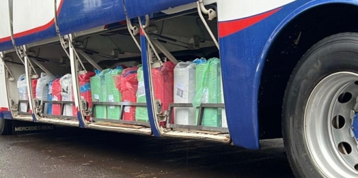 Operação conjunta entre a Receita Federal e a Polícia Rodoviária Federal resulta na apreensão de dois ônibus cheios de mercadorias