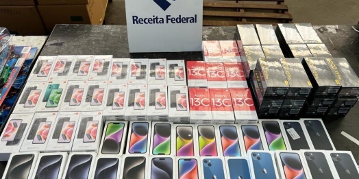 Operação entre a Receita Federal e PF resulta em prisões e na apreensão de R$314 mil em celulares