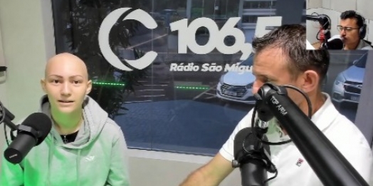 Pai e filha compartilham luta e esperança em busca de prótese para jovem de 16 anos