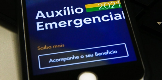 Pais solteiros recebem R$ 4,1 bi em retroativo do auxílio emergencial