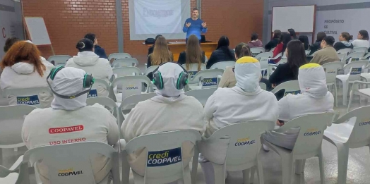 Palestra alerta funcionárias da Coopavel sobre risco da endometriose