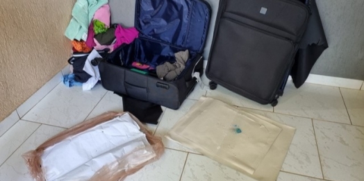Paraguaia é presa tentando embarcar com cocaína escondida em malas no aeroporto de Foz do Iguaçu