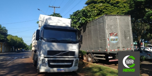 Pátio da delegacia de Santa Helena está superlotado de veículos; carretas em via pública atrapalham o trânsito