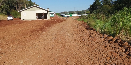 Pátio de Produtor Rural com 03 aviários recebe cascalhamento em Missal