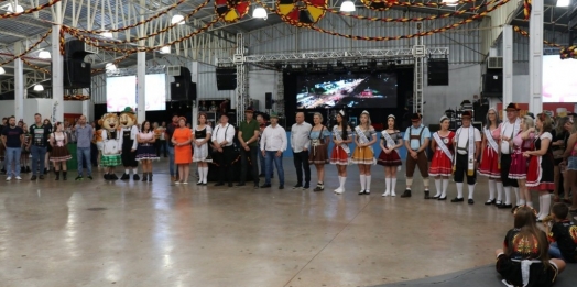Pato Bragado atrai milhares de pessoas na 23ª Oktoberfest