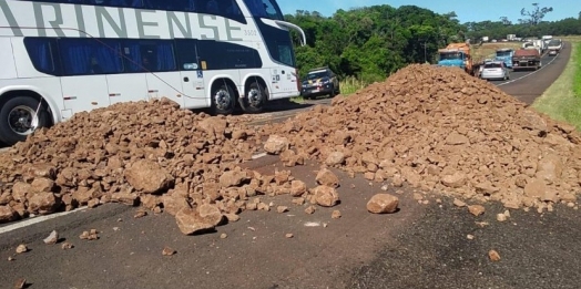 Pedras são colocadas sobre parte da BR 277 em Céu Azul