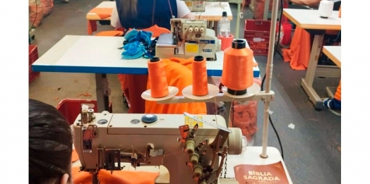 Penitenciária de Foz do Iguaçu promove ressocialização com horta, fábrica de fraldas e malharia