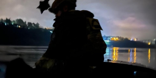 PF apreende dois barcos com mercadorias contrabandeadas do Paraguai no rio Paraná