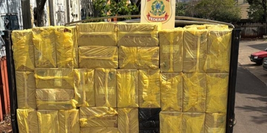 PF apreende dois caminhões carregados com cigarros contrabandeados em Foz do Iguaçu