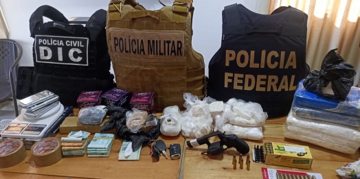 PF apreende drogas, armas e produtos contrabandeados em ônibus intermunicipal em Foz do Iguaçu