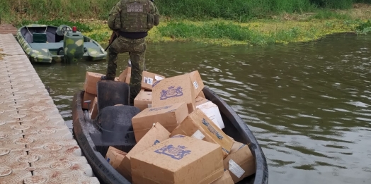 PF e BPFron apreendem embarcação com cigarros em Entre Rios do Oeste