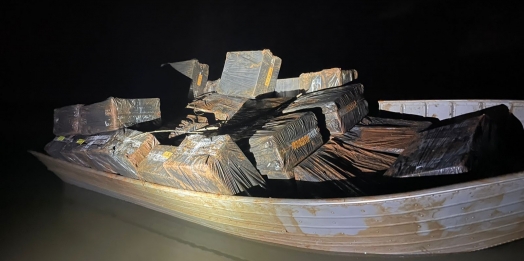 PF e COPE apreendem embarcação com caixas de cigarros contrabandeados no Lago de Itaipu, em Itaipulândia