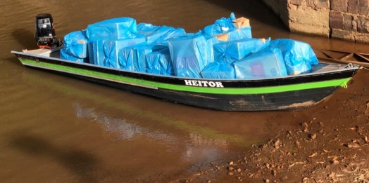 PF e Exército Brasileiro apreendem embarcação carregada com cigarros paraguaios em Guaíra