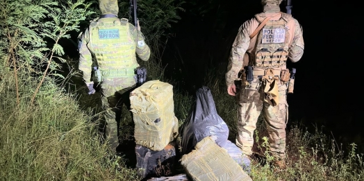 PF e Pm apreendem 185kg de maconha na margem do Rio Paraná em Foz do Iguaçu