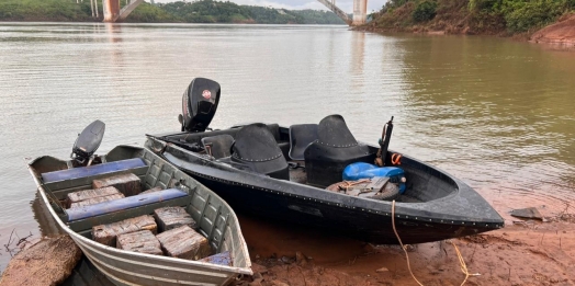 PF e PM apreendem embarcação à deriva com fardos de maconha no Rio Paraná.
