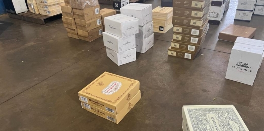 PF e Receita fecham depósito ilegal com mais de 2.500 garrafas de vinhos descaminhados