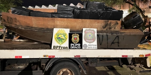 PF, PC e PM apreendem embarcação com aproximadamente 50 caixas de cigarros contrabandeados em Itaipulândia