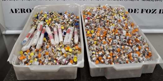 PF prende casal com medicamentos de importação proibida no aeroporto de Foz do Iguaçu