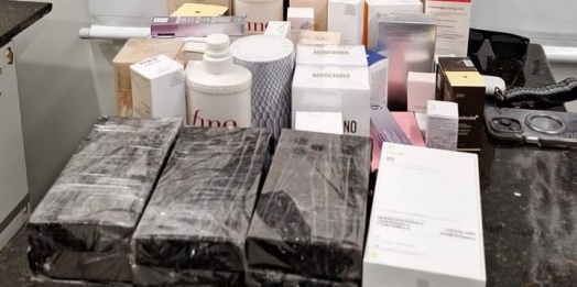 PF prende passageiro com carga de celulares e perfumes descaminhados no aeroporto de Foz do Iguaçu