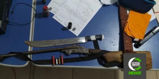 PM prende homem após espancar e cortar mulher com facão em Santa Helena; arma e munições foram apreendidas